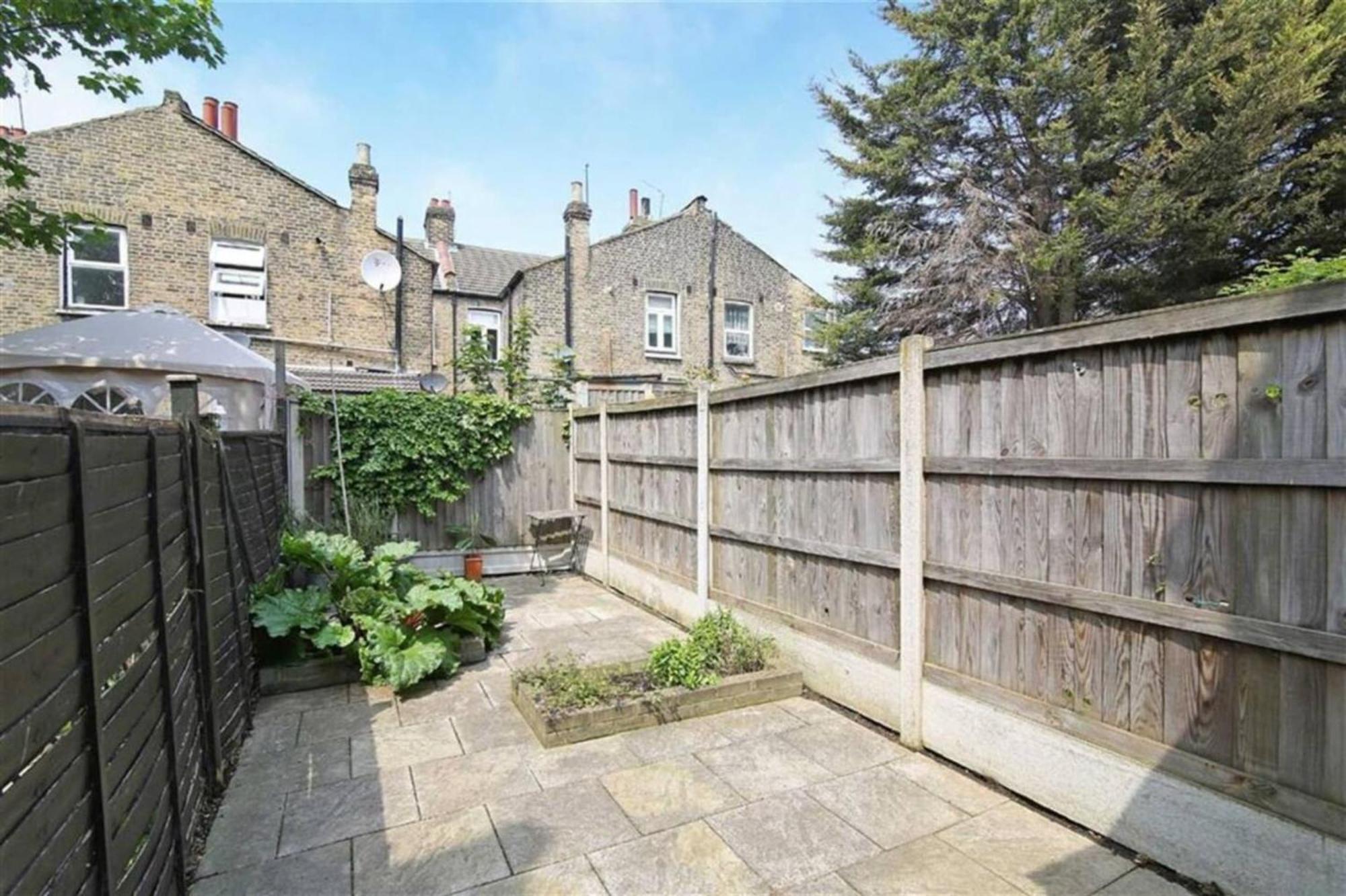 Rustic Garden House In The Heart Of East Holiday home